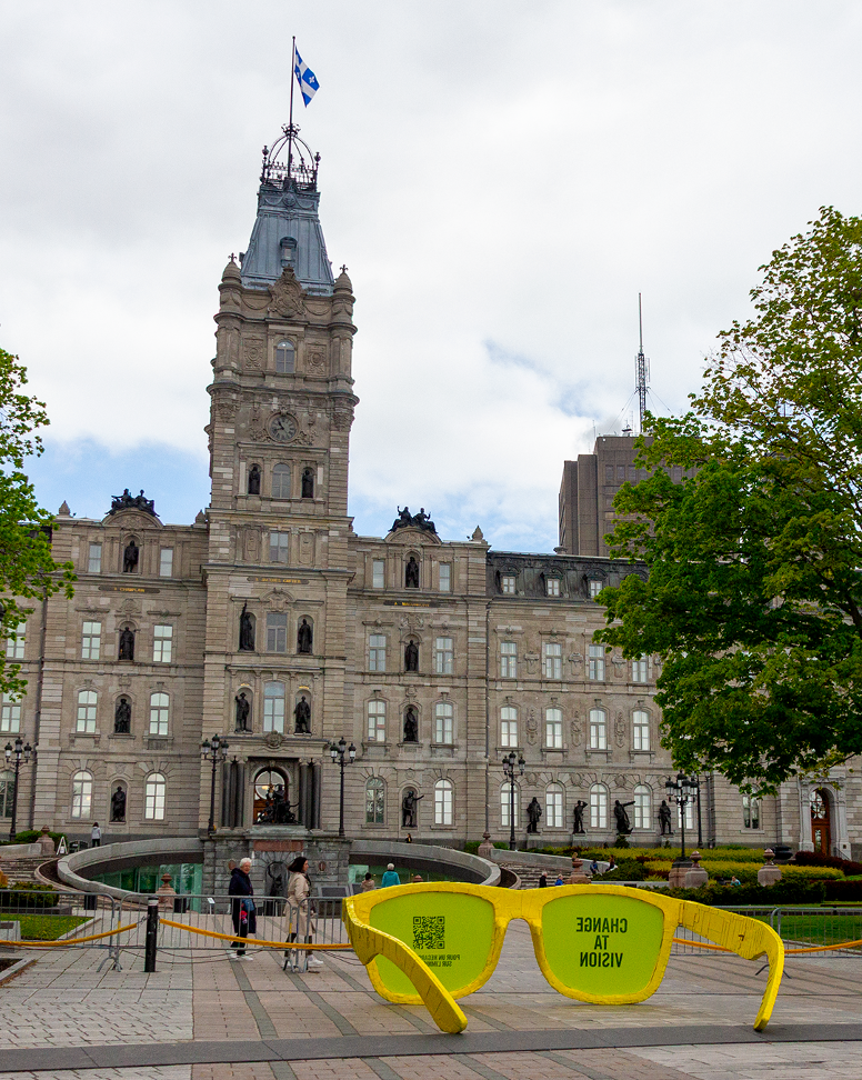 Les lunettes de « Change ta vision » devant le parlement du Québec