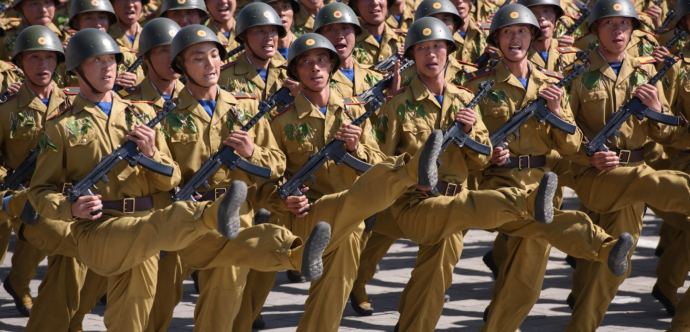 Des soldats dans un défilé militaire