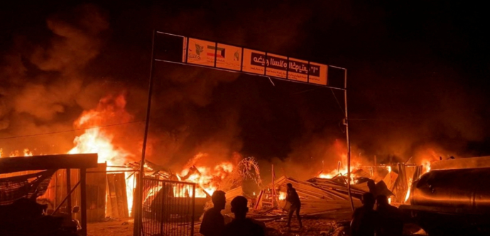 Ruines en feu suite à une frappe des forces israelienne sur un camp de personnes déplacées à Rafah