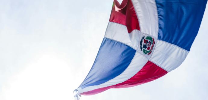 Drapeau de la République Dominicaine flottant au vent