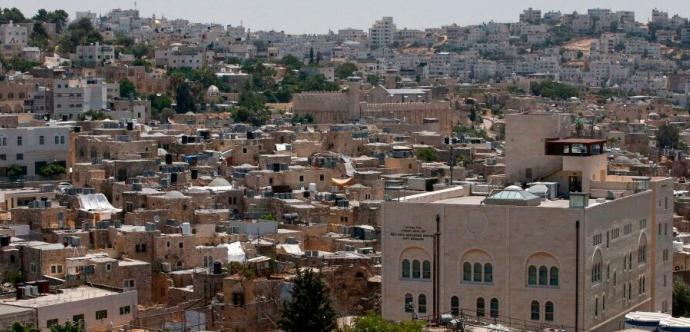 Vue de la colonie israélienne de Beit Romano au milieu de bâtiments palestiniens dans la ville d'Hébron en Cisjordanie occupée