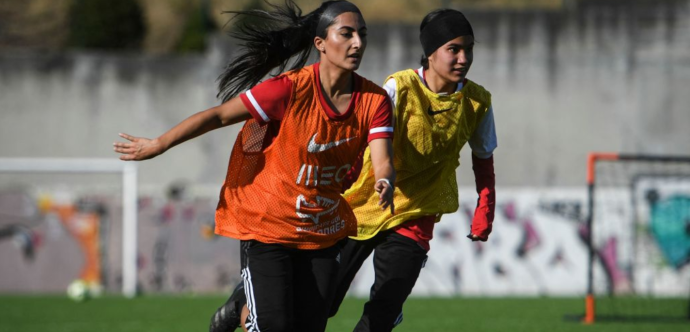 Deux joueuses de football en train de courir
