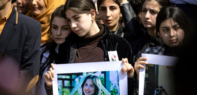 Personnes rendant hommage à la mémoire d'un·e proche 