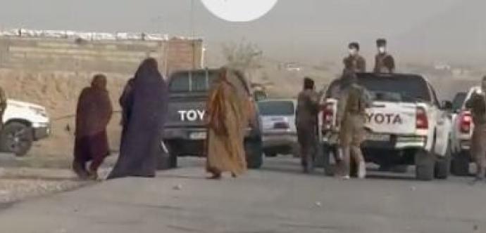 femmes voilées qui marches dans une rue en iran 