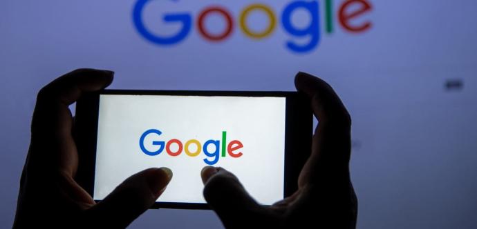 des mains qui tiennent un écran de téléphone avec google 