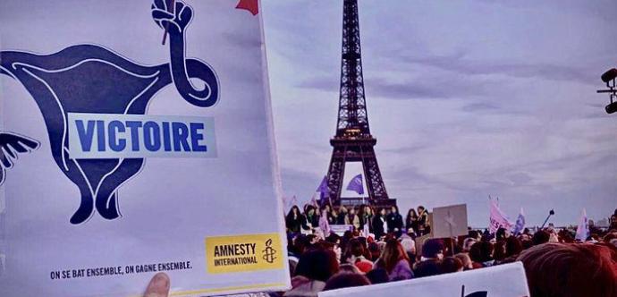 Rassemblement pour droit à l'avortement au pied de la tour Eiffel 