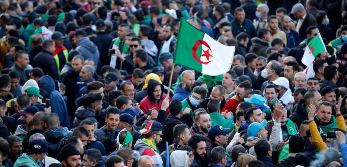 drapeau algérien manifestation