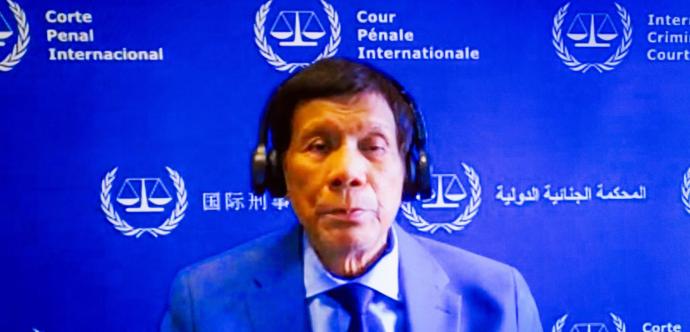Rodrigo Duterte avec des écouteurs, devant un fond de la Cour Pénale Internationale