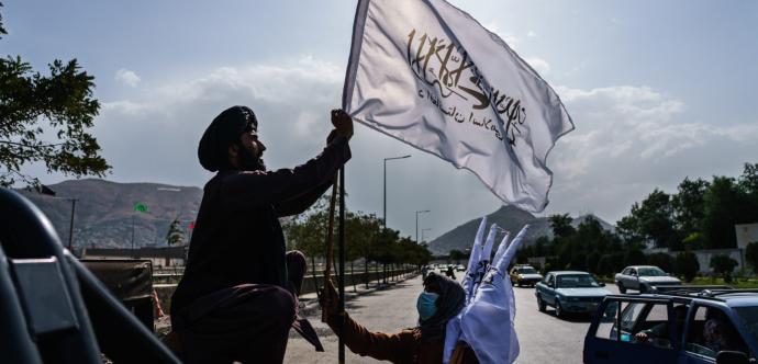 un homme tient un drapeau