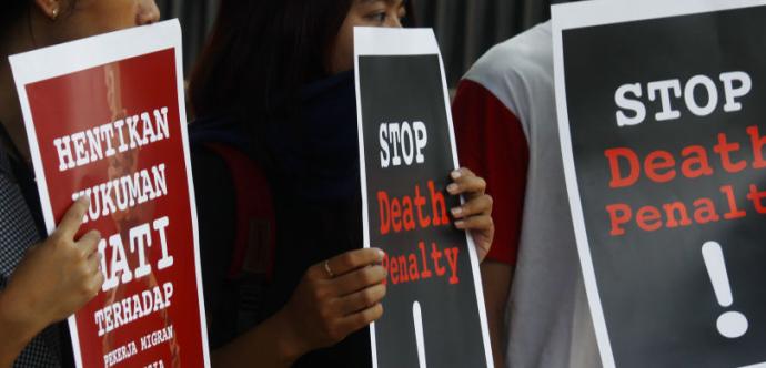 Pancartes indiquant « Cessez la peine de mort » sont tenues