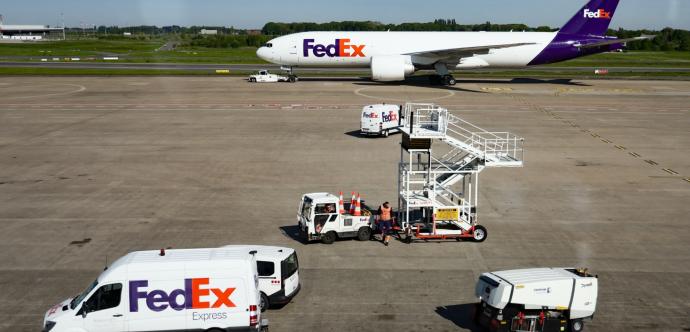 Camions et avion FedEx
