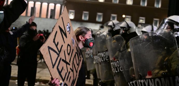 Jeune femme manifestant