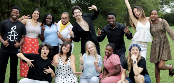 Des adolescents sourient
