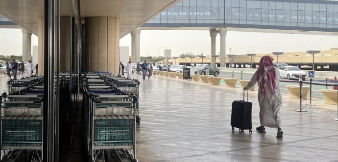 Voyageur dans un aéroport d'Arabie Saoudite
