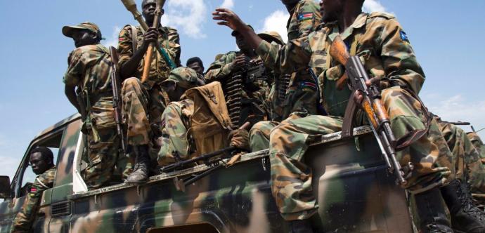 Des hommes armés sont assis sur un char de guerre.