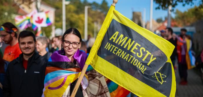 militante d'Amnistie internationale