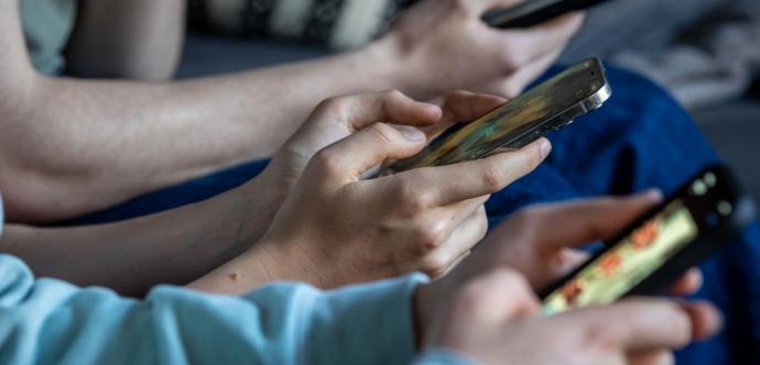 Des adolescents sont sur leur téléphone