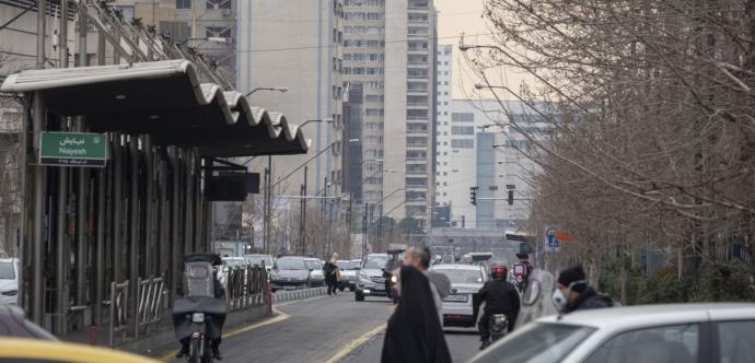 Une ville en Iran où des gens se promènent
