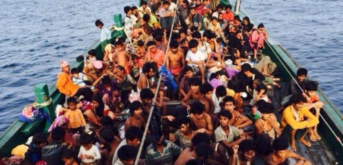 Des migrants sont sur un bateau surpeuplé