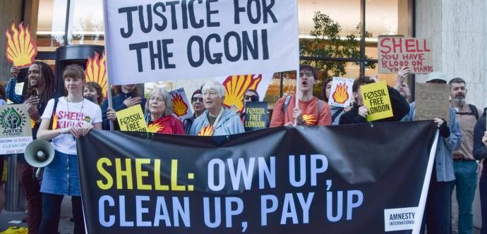 Des personnes manifestent contre Shell