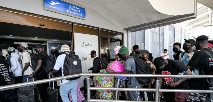 Des gens tentent de quitter le pays à l'aéroport