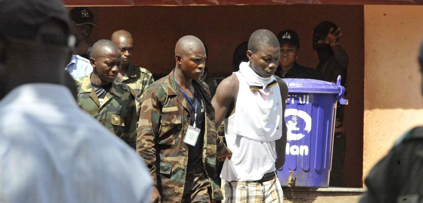 Des militaires tiennent un homme 