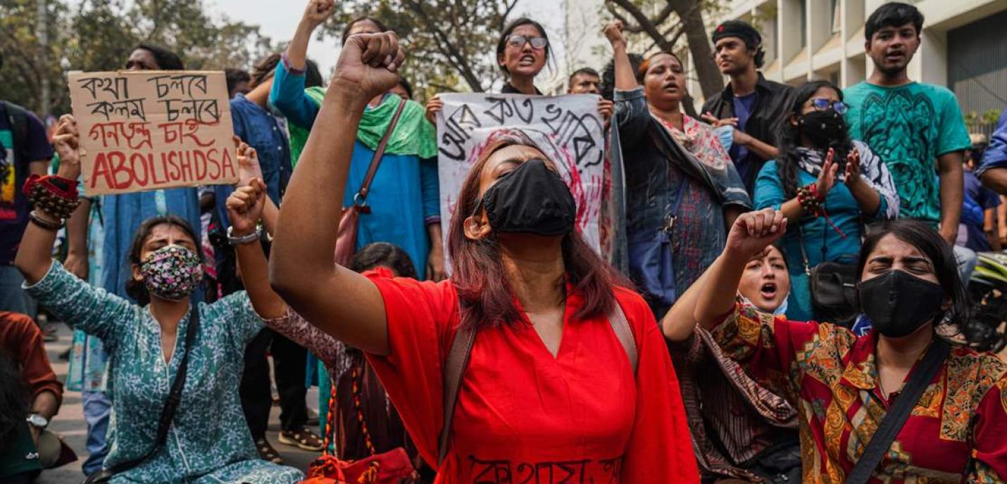 Des personnes manifestent au Bangladesh