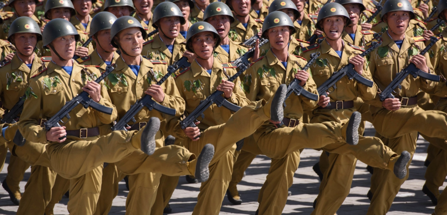 Des soldats dans un défilé militaire