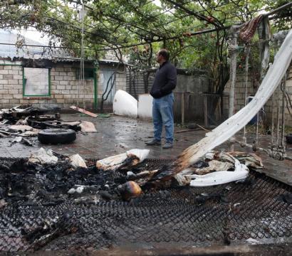 homme dans un endroit touché par une bombe