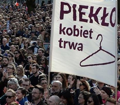 Des militants polonais qui protestent le droit à l'avortement légal au pays