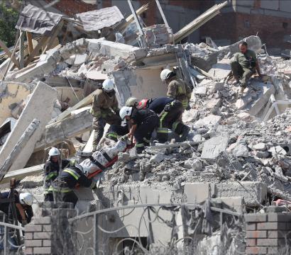pompiers dans un immeuble effondré en Ukraine