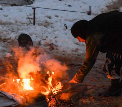 femme syrienne faisant un feu 