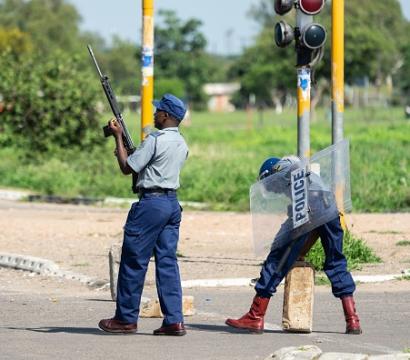 Deux policiers armés
