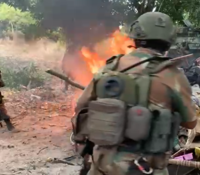 Un soldat dans une zone de guerre