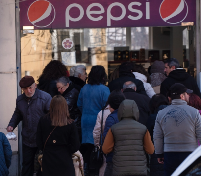 Des personnes qui attendent pour entrer dans un magasin