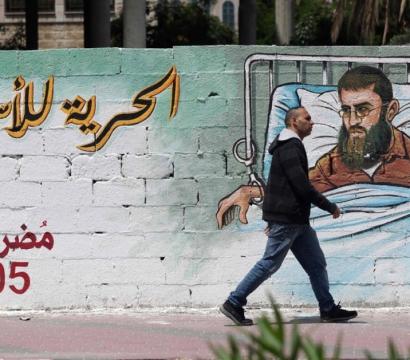 Homme qui marche dans la rue, avec une fresque murale