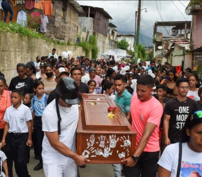 Une foule de personnes autour d'un cercueil