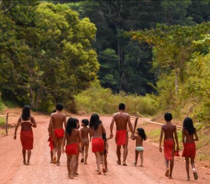 personnes sur un chemin