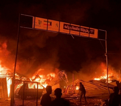 Ruines en feu suite à une frappe des forces israelienne sur un camp de personnes déplacées à Rafah