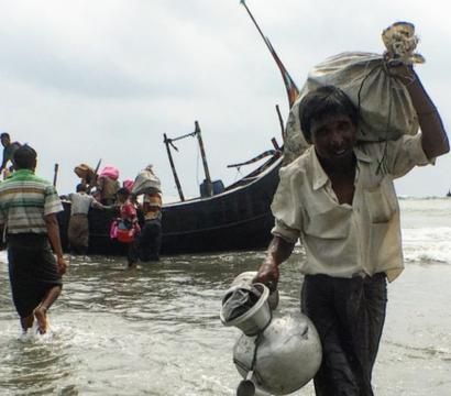 Des Rohingyas fuyant le nettoyage ethnique dans le nord de l'État de Rakhine, au Myanmar, arrivent sur une plage de Cox's Bazar, au Bangladesh.