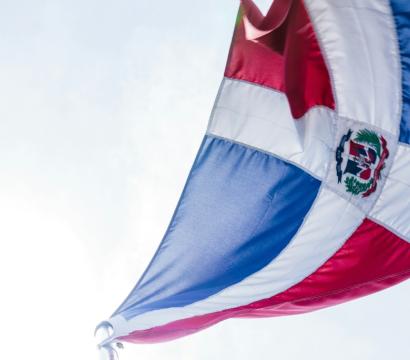 Drapeau de la République Dominicaine flottant au vent