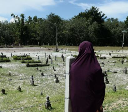 Deux femmes Thaïlandaises face à un cimetière
