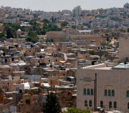 Vue de la colonie israélienne de Beit Romano au milieu de bâtiments palestiniens dans la ville d'Hébron en Cisjordanie occupée