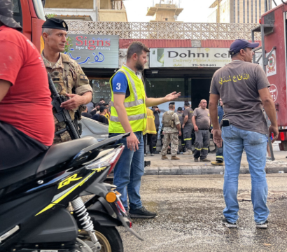 Un soldat de l'armée libanaise monte la garde près de camions de pompiers sur les lieux de l'explosion d'un téléavertisseur à Saïda, dans le sud du Liban, le 18 septembre 2024.