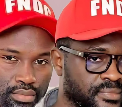Oumar Sylla et Mamadou Billo Bah portent tous deux des casquettes rouges portant le nom du FNDC, mouvement de la société civile.