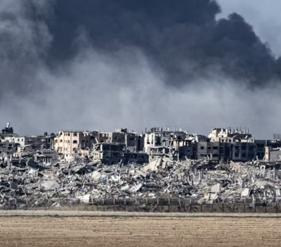 Des bâtiments démolis et de la fumée s'élevant du quartier de Chajaya à Gaza vus depuis Israël alors que les attaques aériennes, maritimes et terrestres de l'armée israélienne contre la bande de Gaza se poursuivent à Nahal Oz, Israël, le 26 décembre 2023.