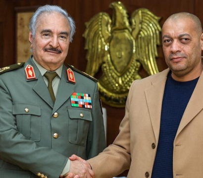 L'homme fort de l'armée libyenne, Khalifa Haftar, avec Ousama Al-Dressi, le commandant du groupe armé de l'Agence de sécurité intérieure (ISA).