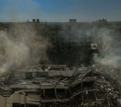Bâtiments détruits et piles de débris après les bombardements
