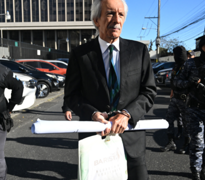 Le journaliste guatémaltèque José Rubén Zamora, fondateur du inactif journal El Periódico, arrive menotté et escorté par la police pour une audience au Palais de justice de Guatemala City, le 21 février 2024. Un juge guatémaltèque déterminera si le journaliste emprisonné José Rubén Zamora sera jugé pour avoir prétendument entravé une enquête sur le blanchiment d'argent.