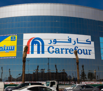 L'enseigne Carrefour est affichée sur un bâtiment circulaire en Arabie saoudite.